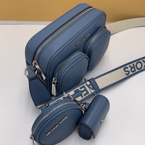 Michael Kors Jet Set Md Leather
Crossbody Bag with Case for Apple
AirPod… - Picture 8 of 16